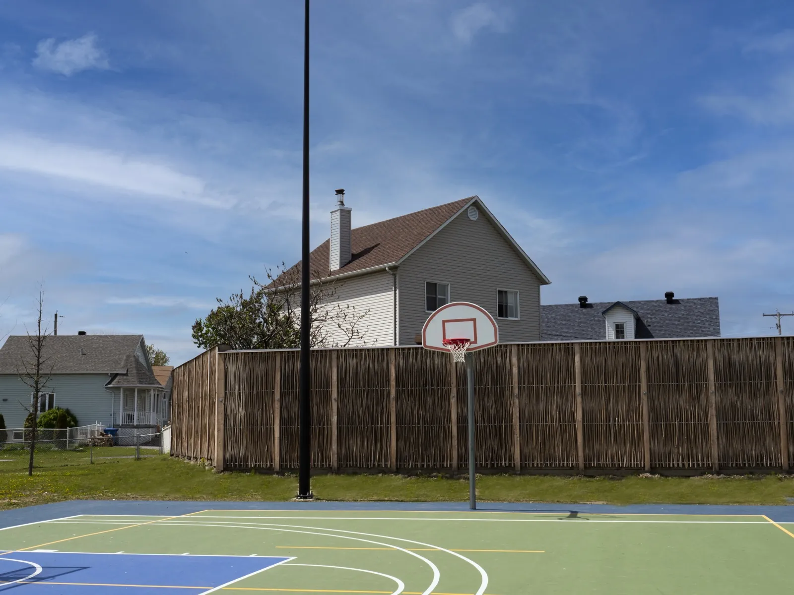 Pilebyg® noise barrier around the basketball courts at parc des Riverains, Lavaltrie