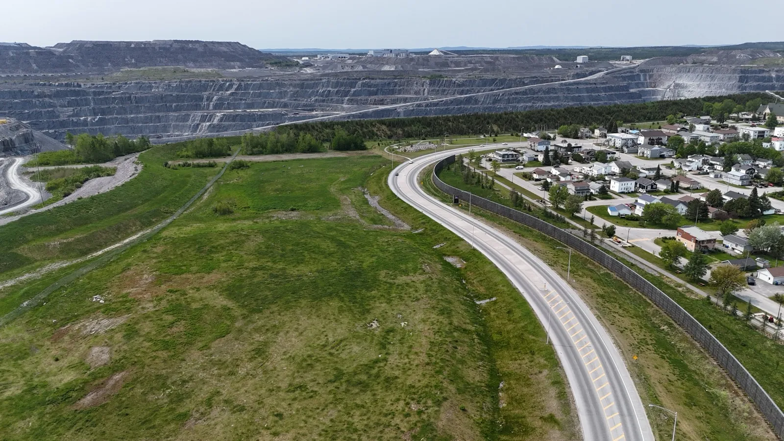 Mur antibruit Pilebyg® de la Mine Canadian Malartic (vue drone le long de la route 117, Québec)
