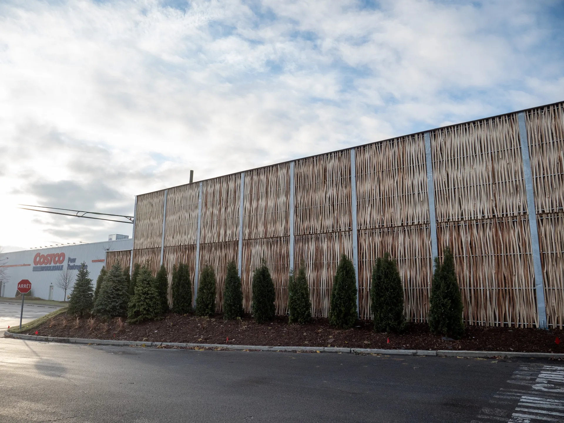 Overall view of the Pilebyg® noise barrier at the Costco Wholesale centre in Saint-Hubert