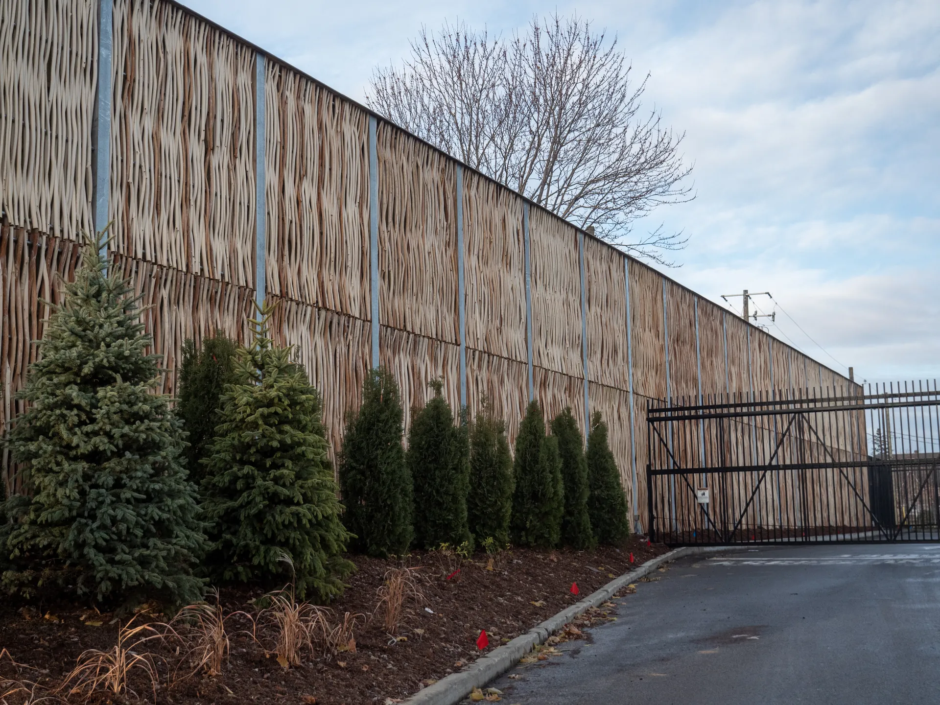 Pilebyg® noise barrier at the Saint-Hubert Costco (aerial view)
