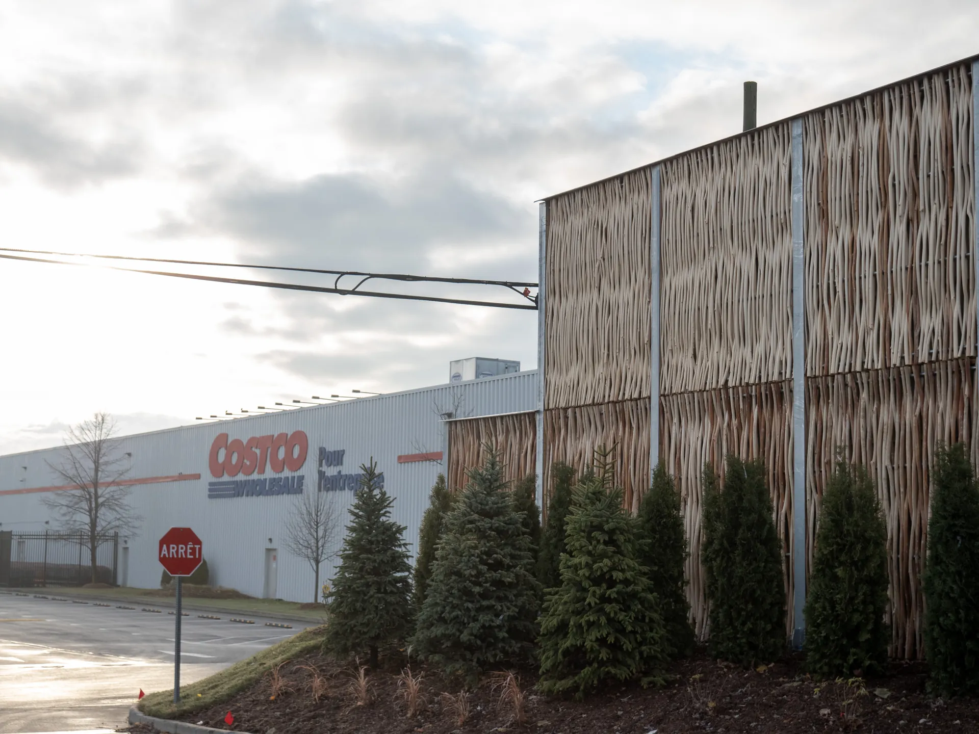 Pilebyg® noise barrier seen from rue Star (homes adjacent to the Costco centre in Saint-Hubert)