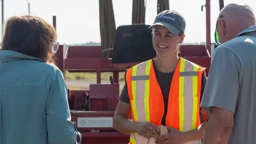 Employée Ramo échangeant avec des visiteurs lors d’une démonstration de plantation