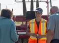 Employée Ramo échangeant avec des visiteurs lors d’une démonstration de plantation