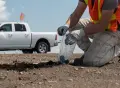 Caractérisation de sol et échantillonnage sur le terrain par un technicien