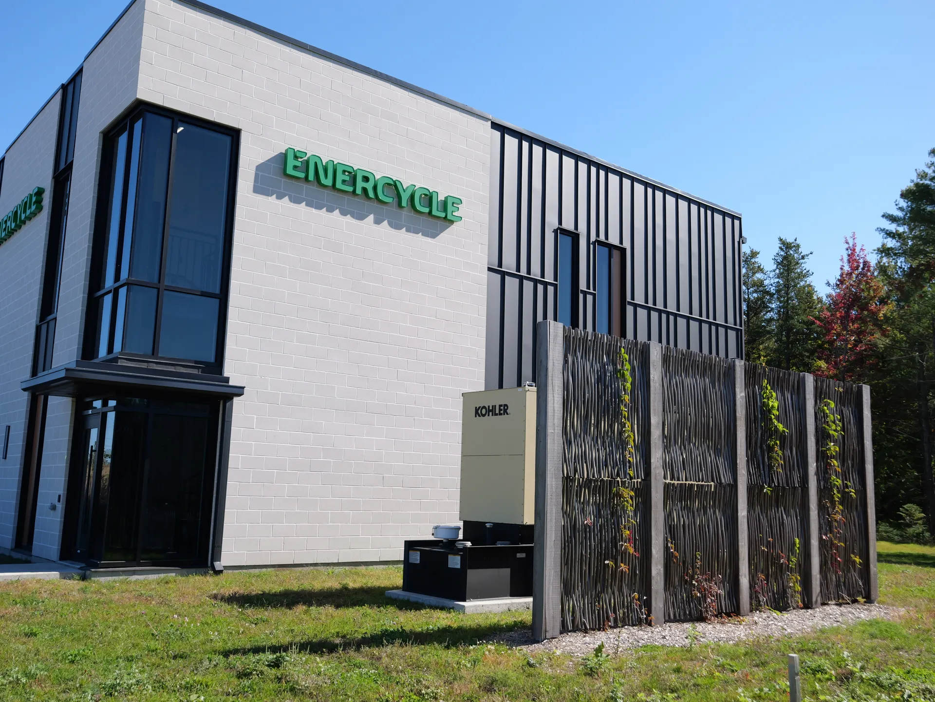 Clôture en saule tressé en façade d'un bâtiment commercial, Québec
