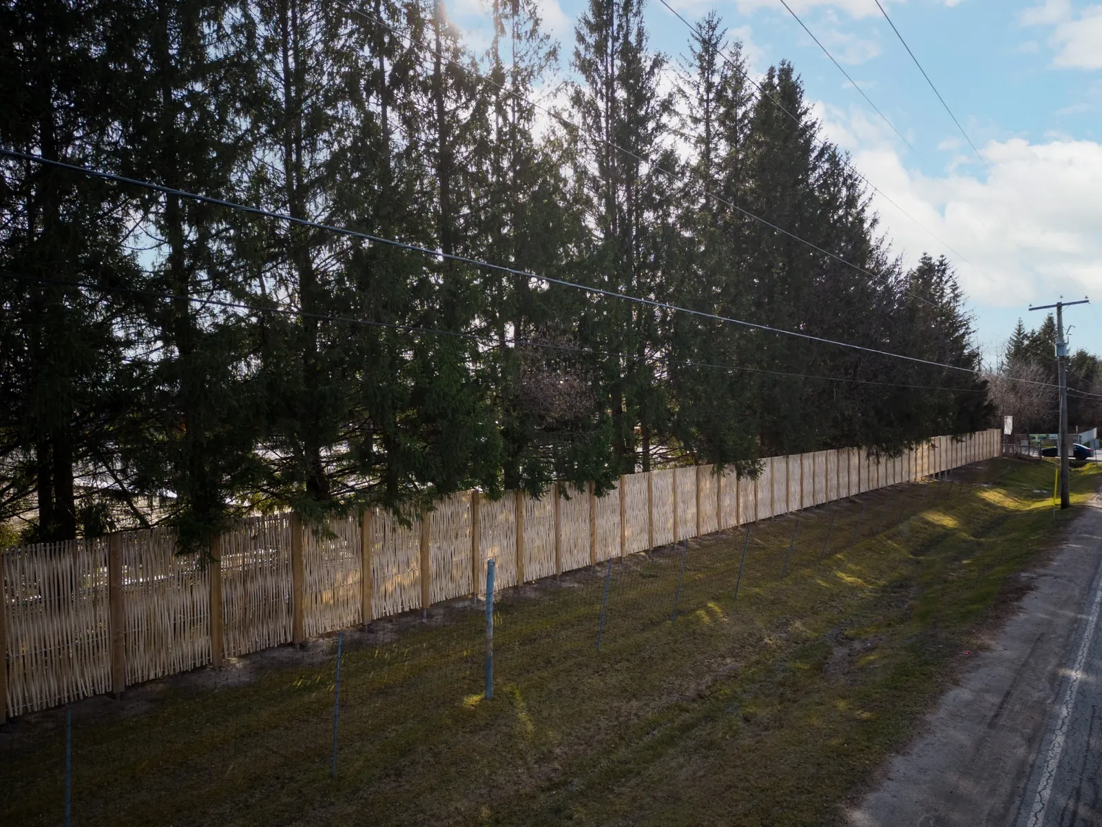 Clôture en saule tressé en longue portée résidentielle au Québec