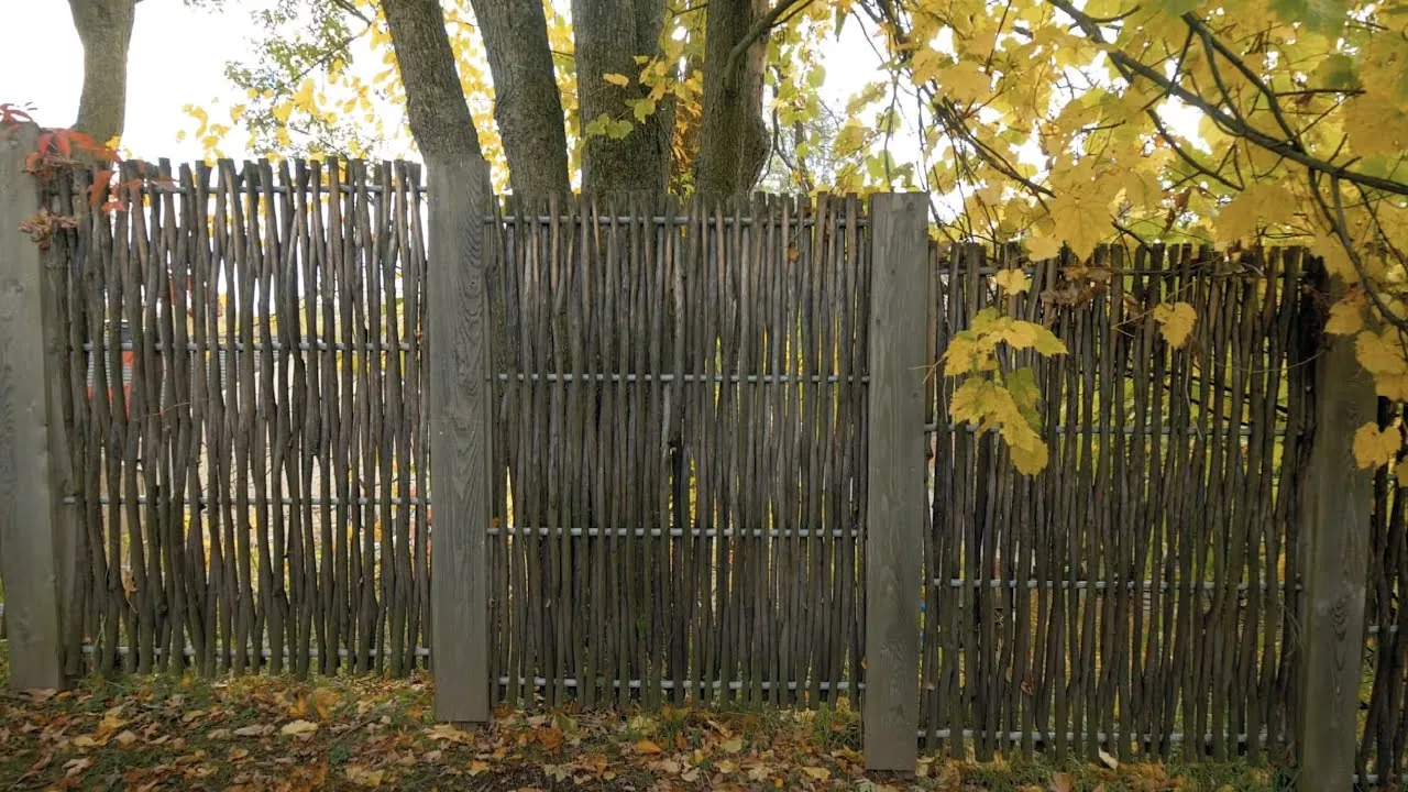 Clôture en saule tressé dans un projet d'aménagement, Québec