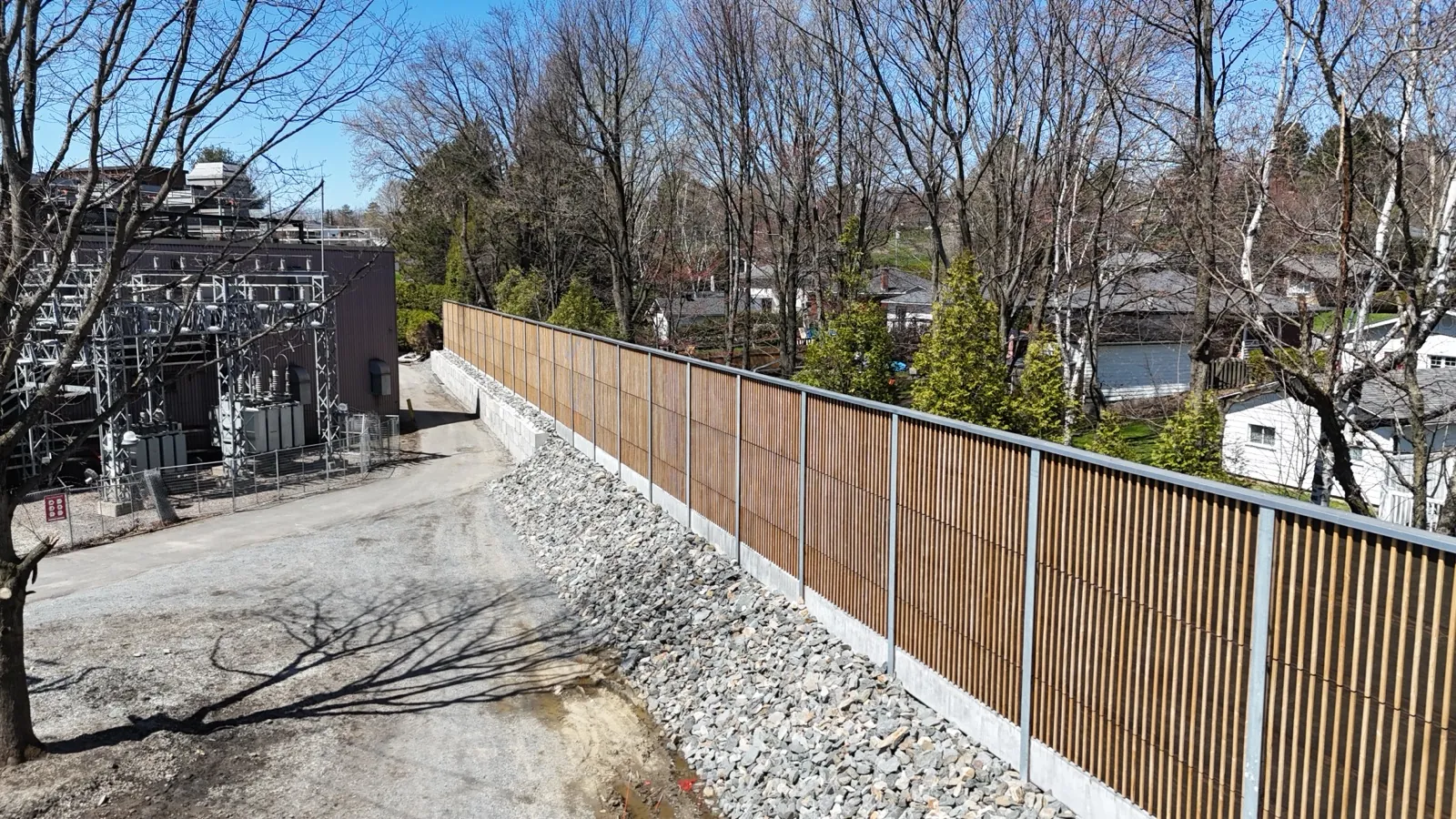 HF1 larch-wood noise barrier protecting an electrical substation in Quebec