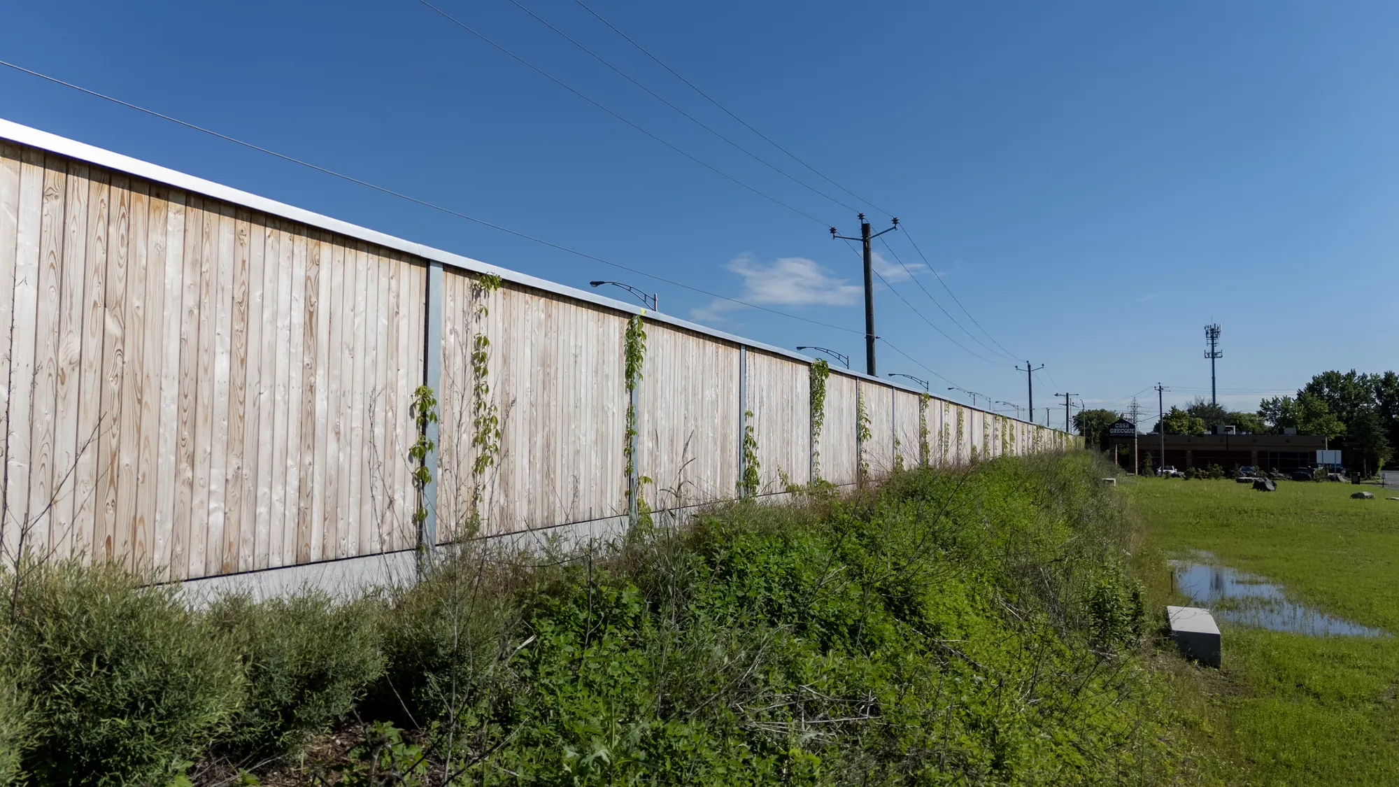 Mur antibruit HF1 en mélèze à Boucherville au Québec