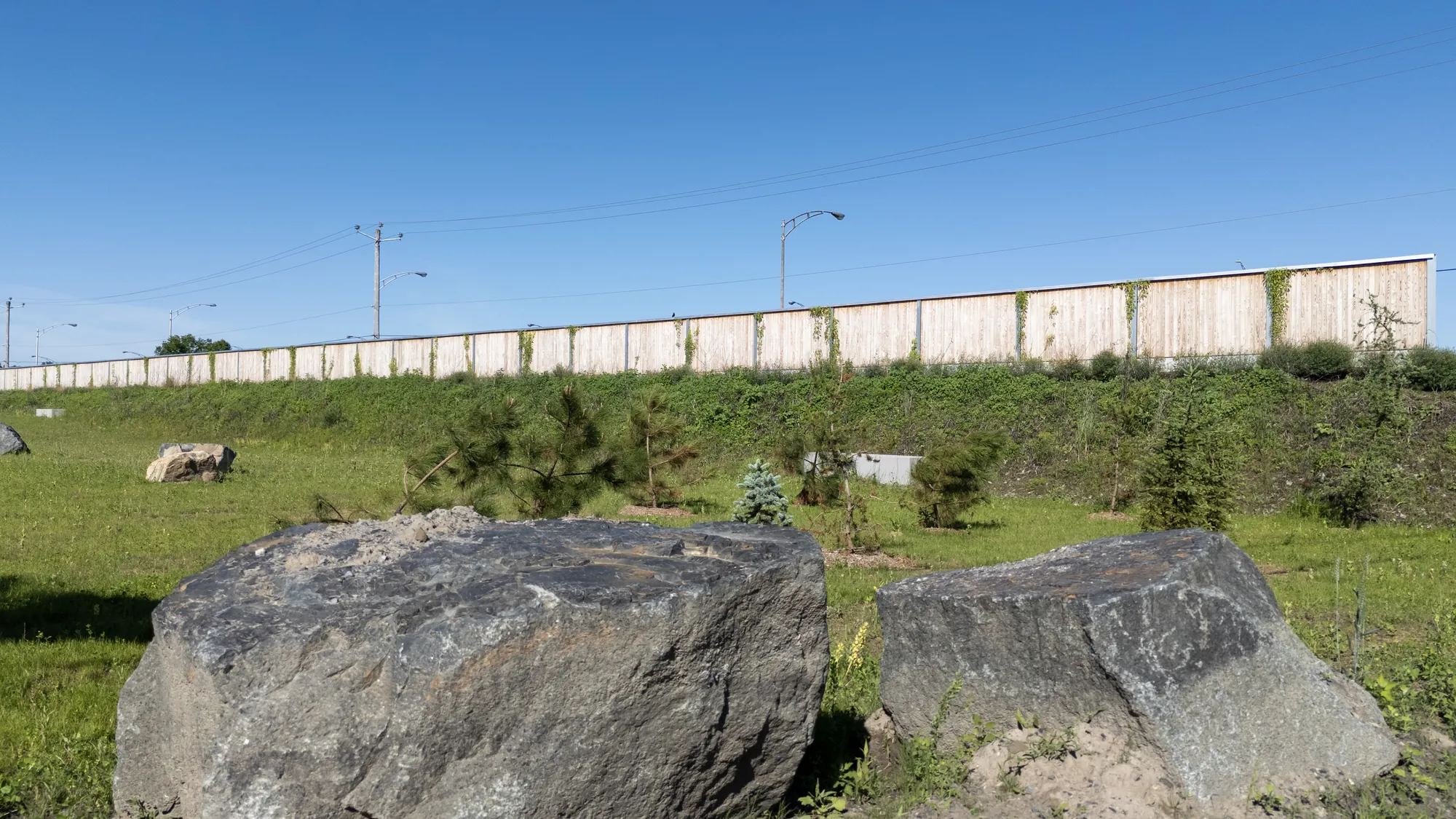 Mur antibruit HF1 en mélèze entre le parc des Ateliers et la route à Boucherville