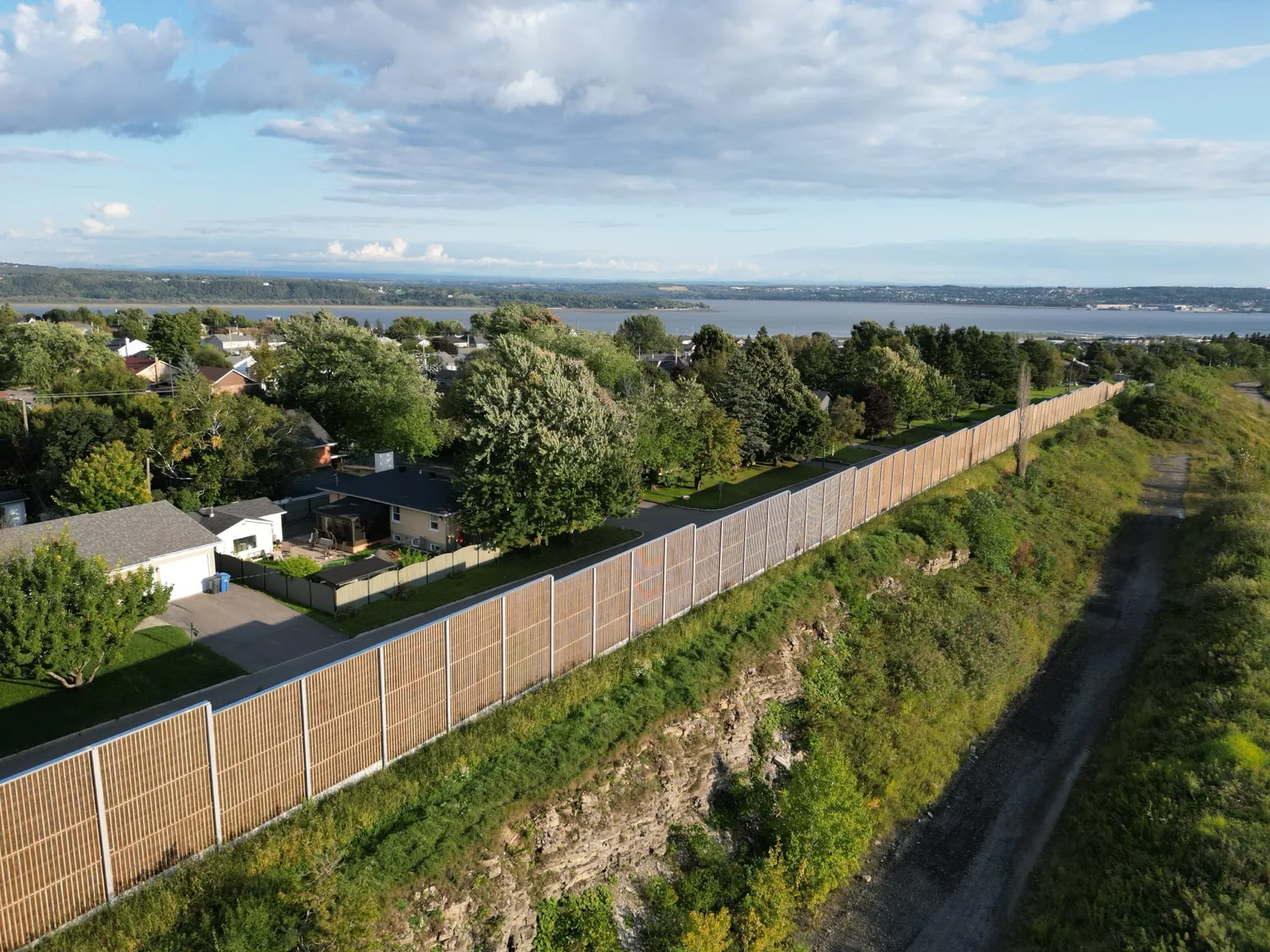 HF1 larch-wood noise barrier, aerial view in Quebec