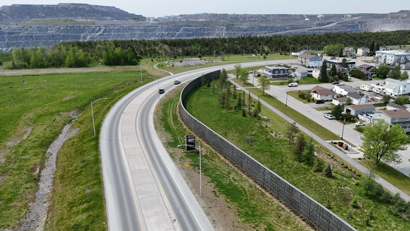 Pilebyg® willow-wood noise barrier near a mining site in Quebec