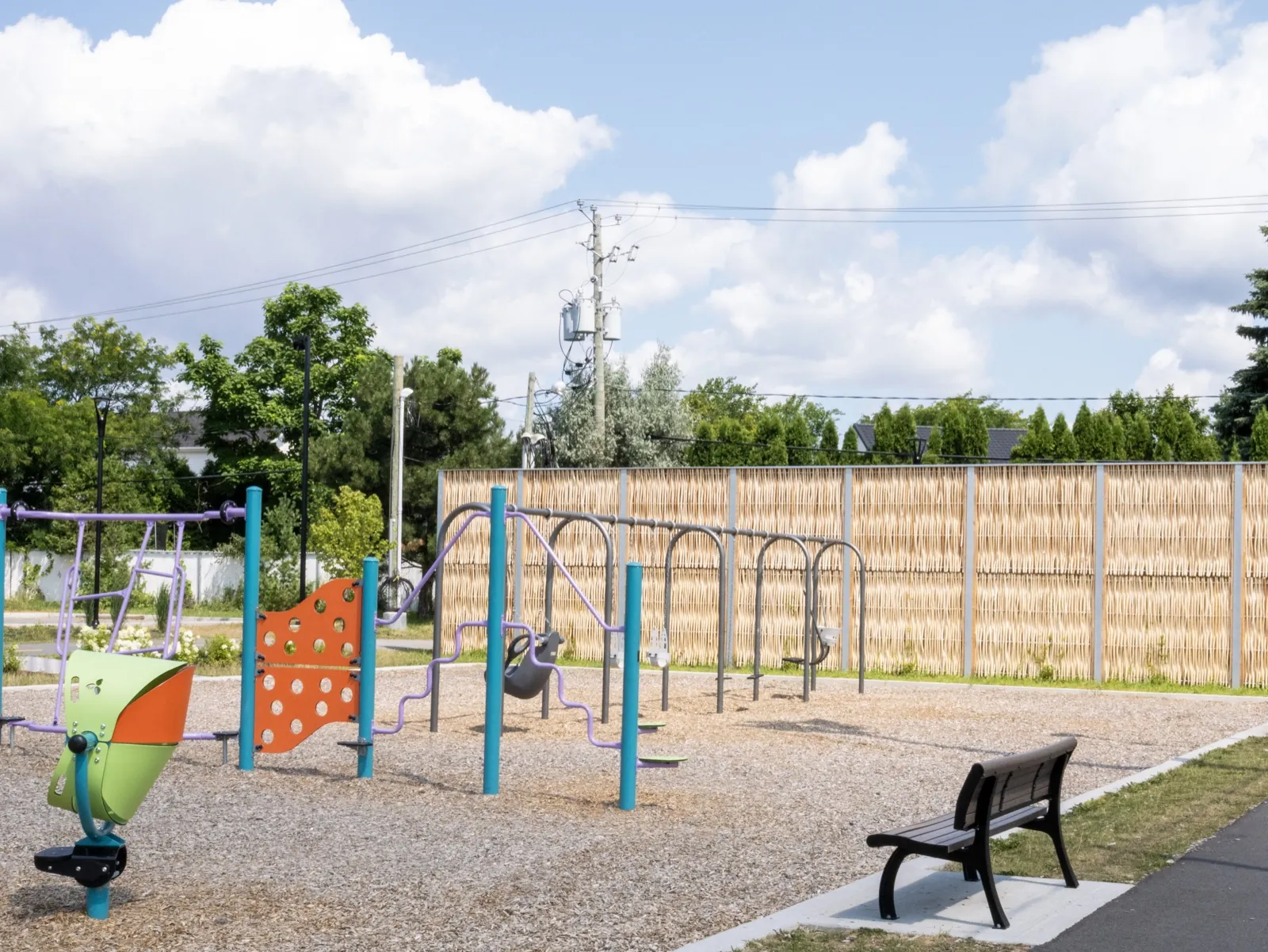 Pilebyg® willow-wood noise barrier around a children's play area, Quebec