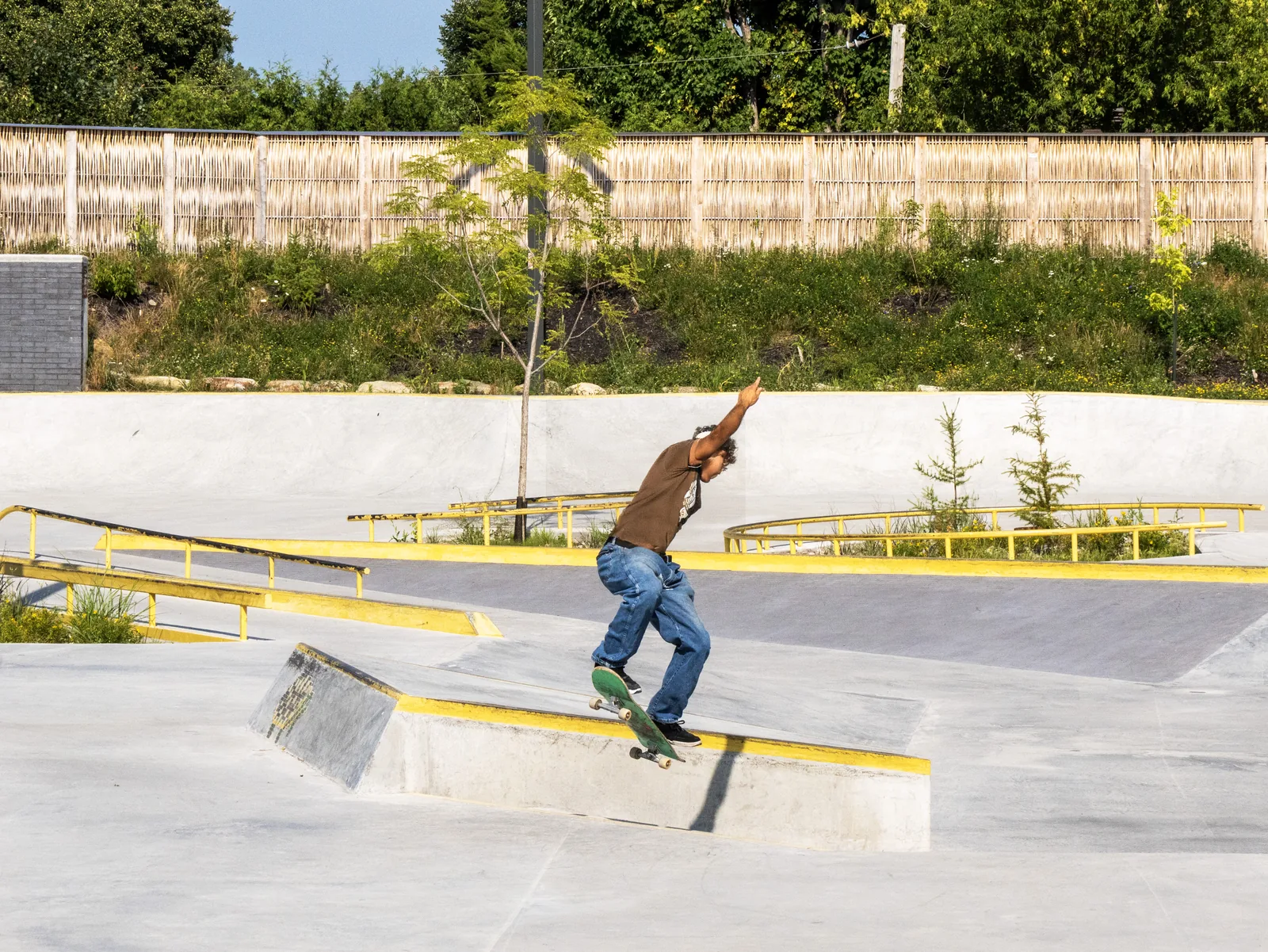 Pilebyg® willow-wood noise barrier behind a skater performing a trick, Quebec