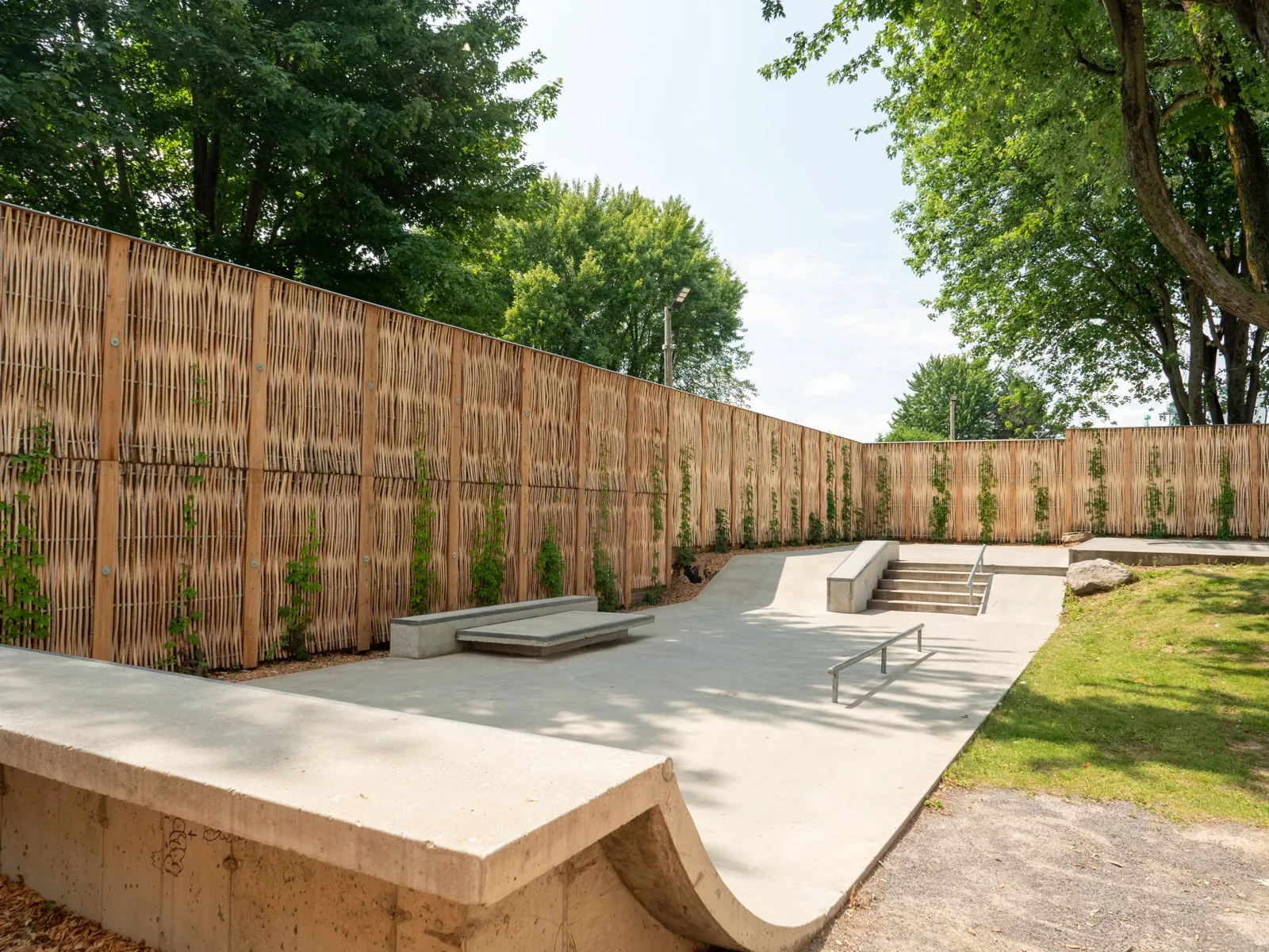 Pilebyg® willow-wood noise barrier around a skatepark in Saint-Jacques, Quebec