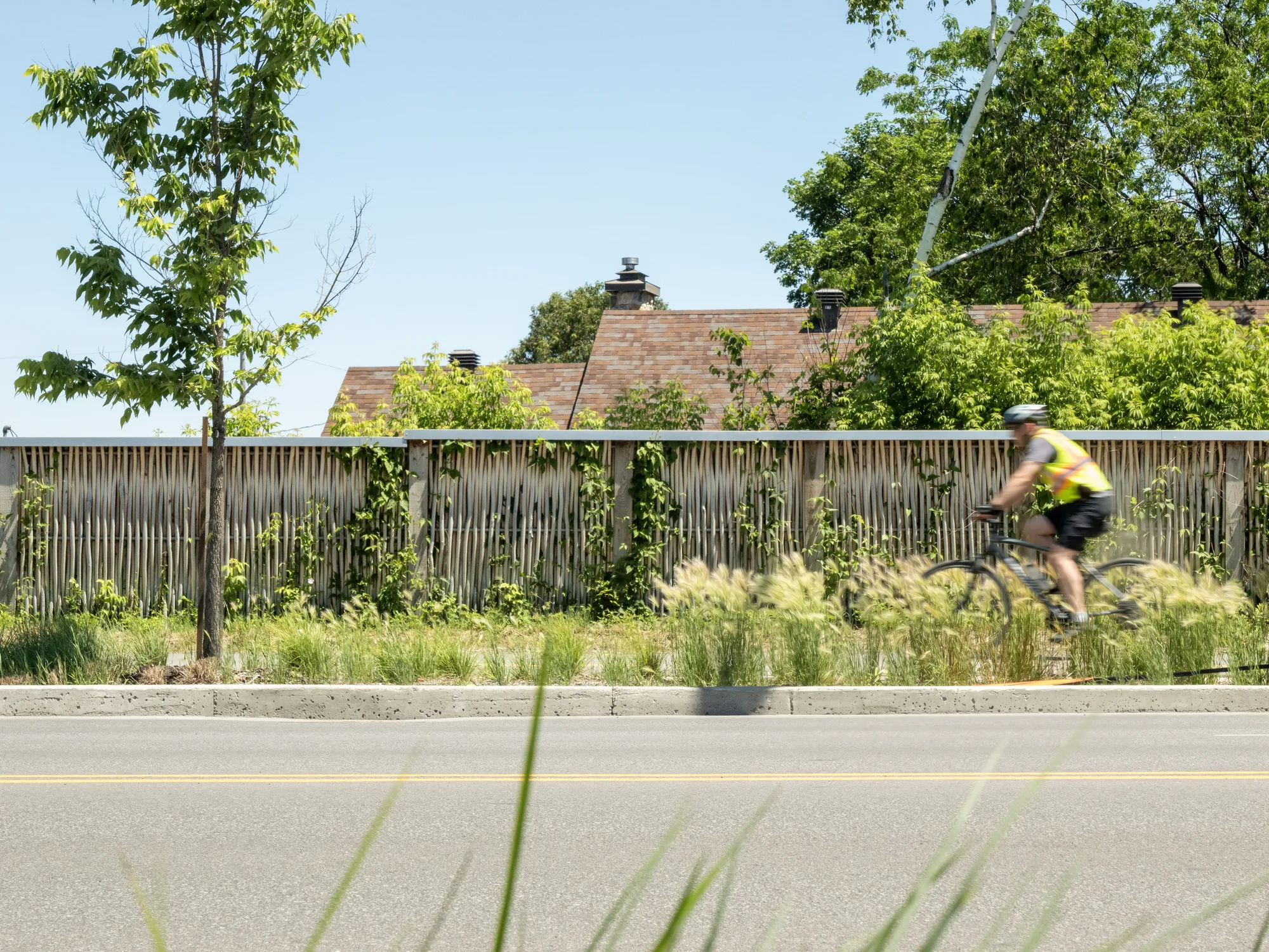 Pilebyg® wall along a road and bike path in Quebec