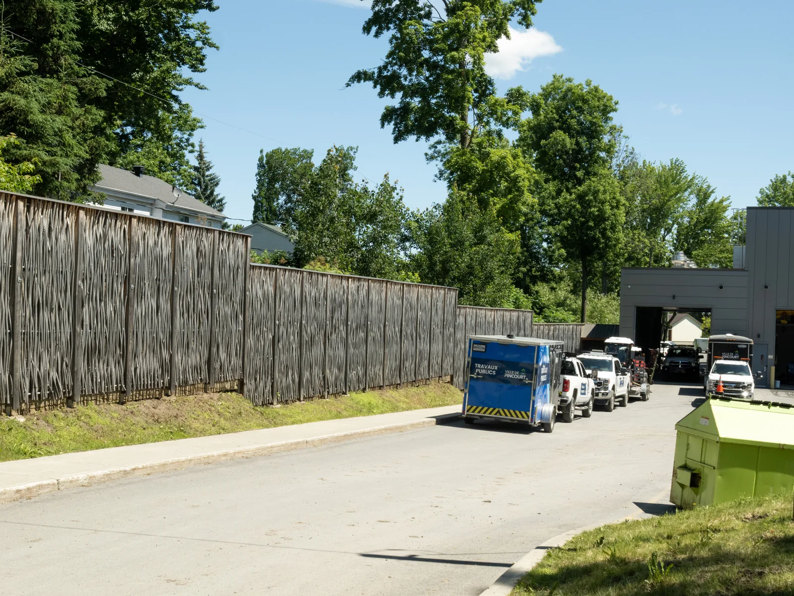 Pilebyg® willow-wood noise barrier near the Pincourt public works garage, Quebec