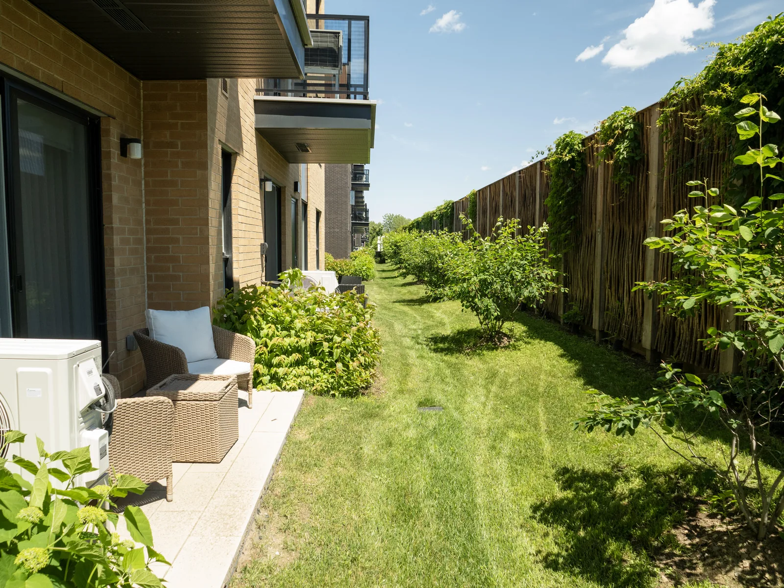 Pilebyg® willow-wood noise barrier in a residential courtyard, Aristo project, Quebec