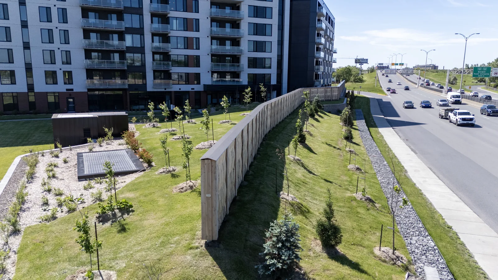Pilebyg® willow-wood noise barrier along boulevard Taschereau, aerial view, Quebec