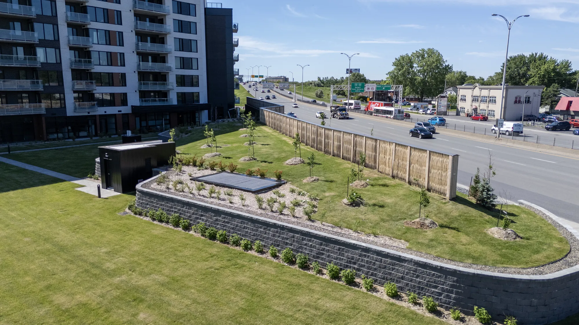 Landscaping and Pilebyg® wall along boulevard Taschereau in Quebec