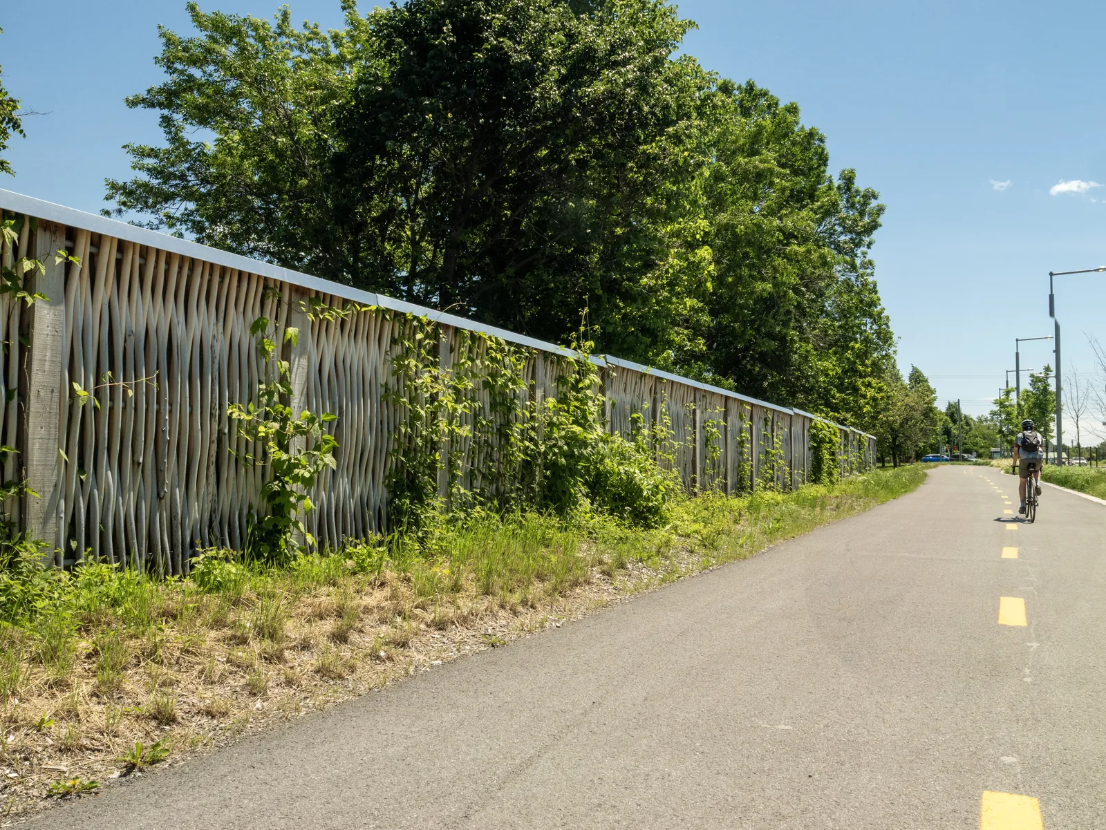 Pilebyg® willow-wood noise barrier along a highway, Pont-de-l'Île area, aerial view, Quebec