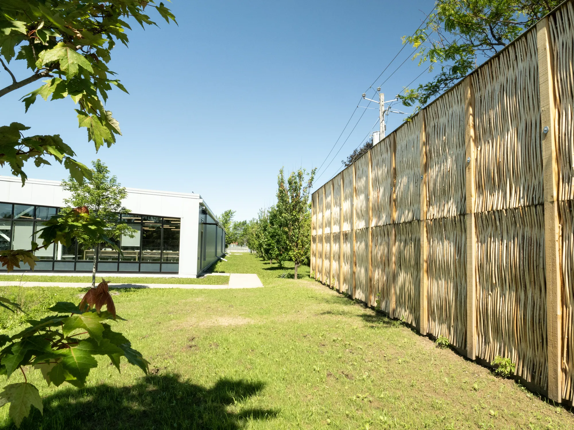 Pilebyg® wall along an institutional building in Saint-Constant, Quebec