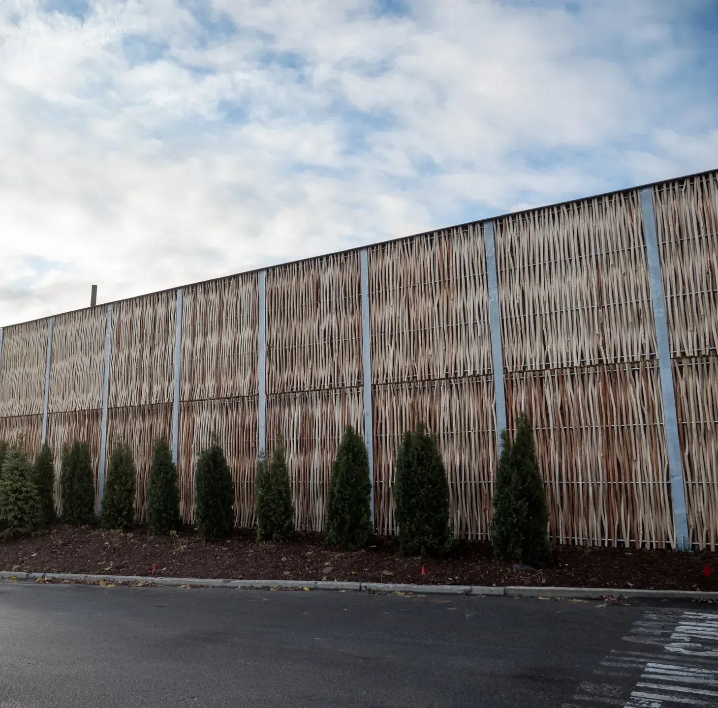 Mur antibruit Pilebyg® au centre de distribution de Saint-Hubert, Québec