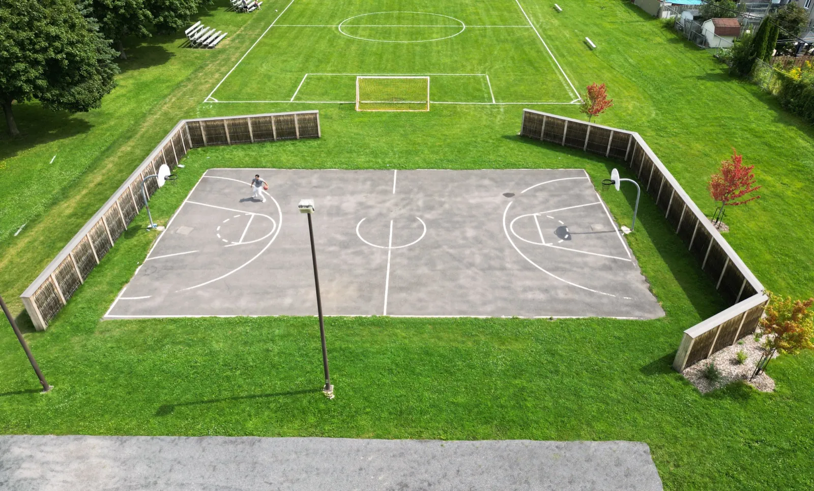 Pilebyg® willow-wood noise barrier around a basketball court in a Quebec park