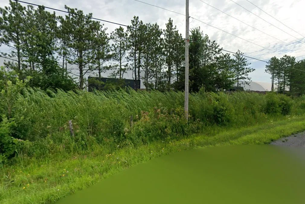 Compo-Haut-Richelieu site in July 2025, with a dense willow screen masking the site from the road