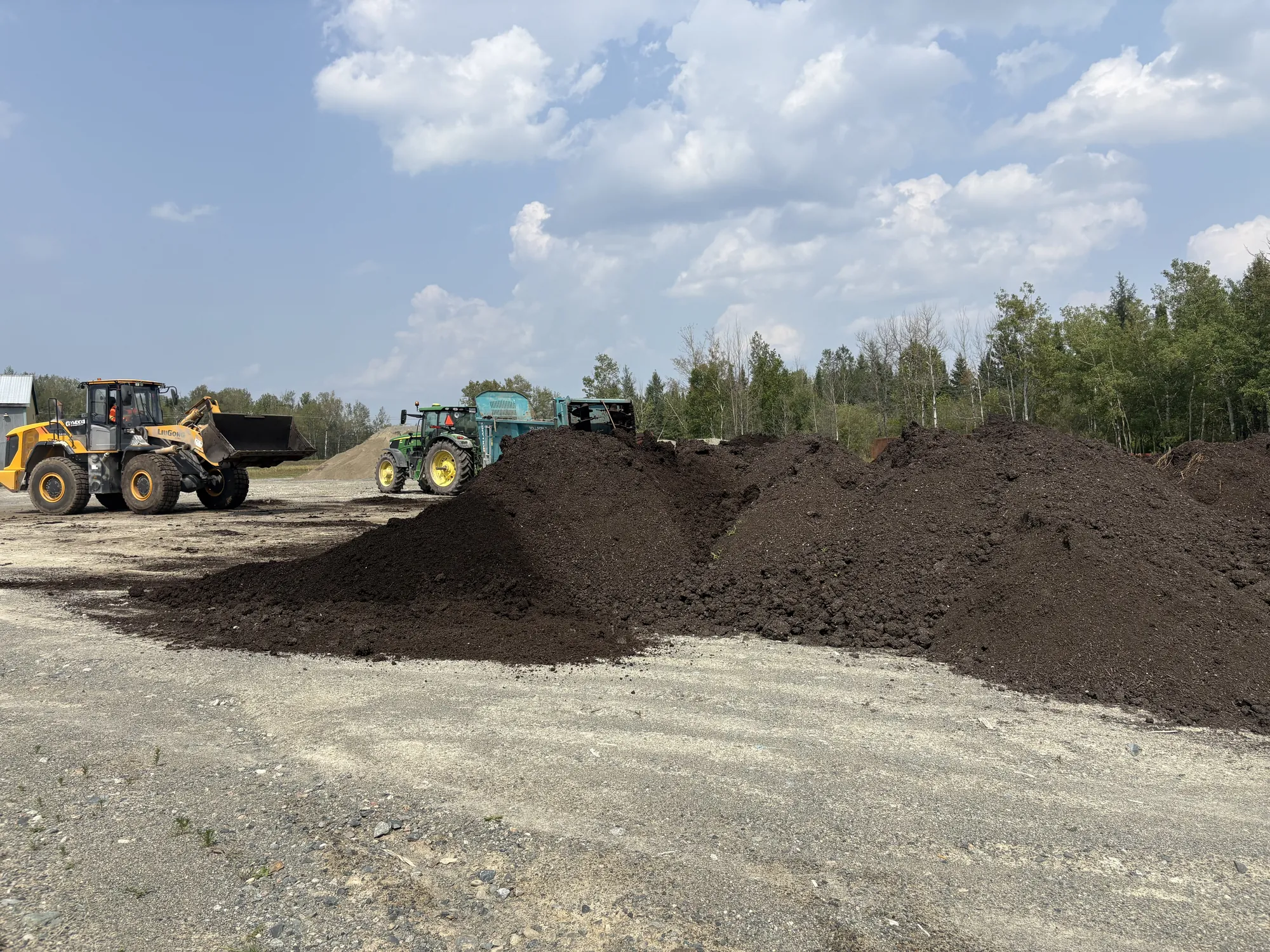 Loading compost made from fertilizing residuals, Quebec