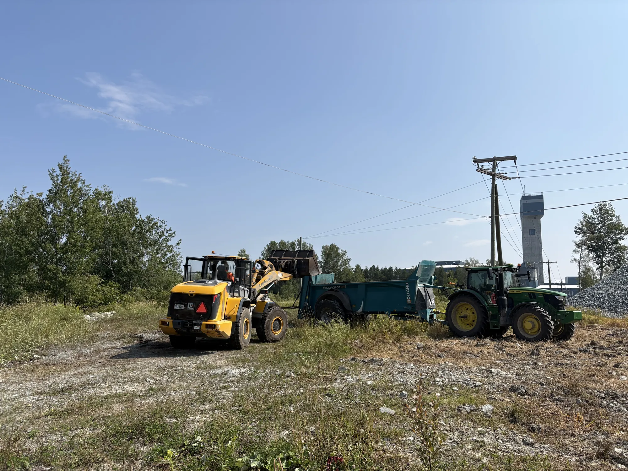 Loading fertilizing residuals into a spreader trailer in Quebec
