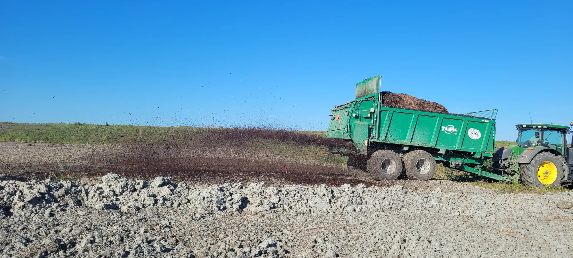Controlled spreading of fertilizing residuals by spreader in a field in Quebec