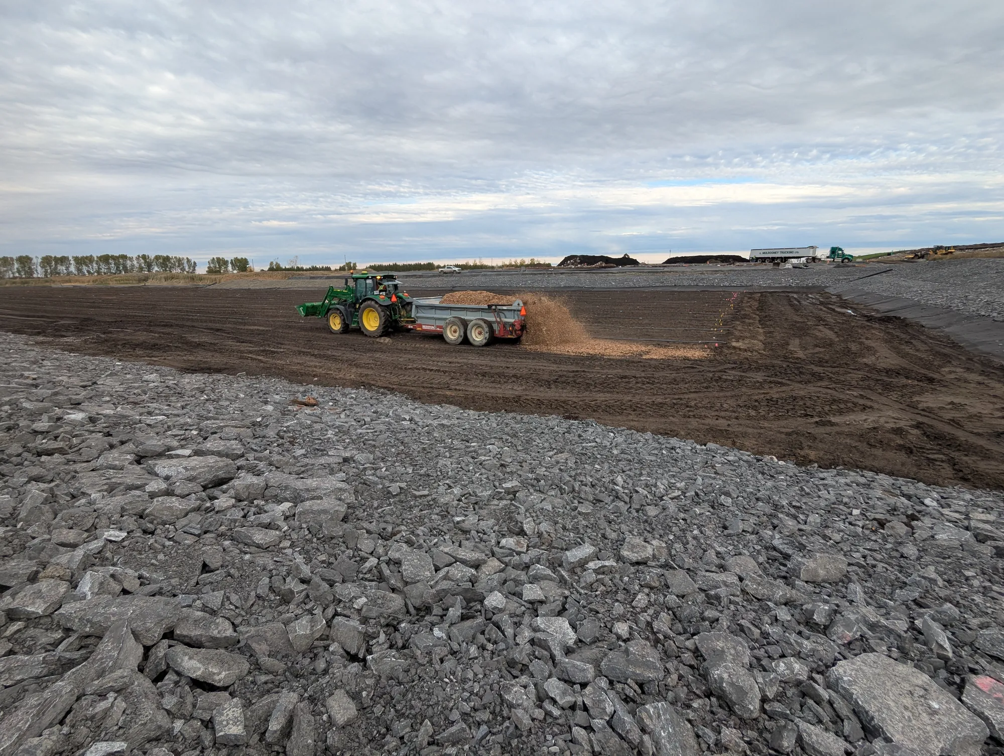 Spreading fertilizing residuals on a site under restoration in Quebec